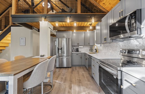 Belfair Cabin | FREE Hot Tub Use + LV 2 EV Charging! Cozy Cabin - 5 min from Belfair State Park