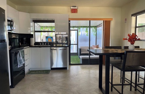 Park East House | Free Hottub/Pool/Min to Beach/Hard Rock Casino/BBQ