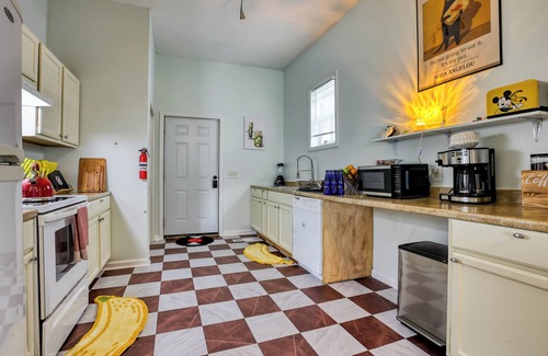 Cuyler - Brownsville House | Free Late Check-Out - Duplex Near DT - Projectors - Massage Chair - 4 King Beds