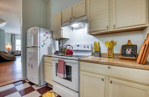 Cuyler - Brownsville House | Free Late Check-Out - Duplex Near DT - Projectors - Massage Chair - 4 King Beds