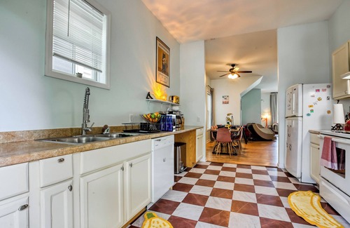 Cuyler - Brownsville House | Free Late Check-Out - Duplex Near DT - Projectors - Massage Chair - 4 King Beds