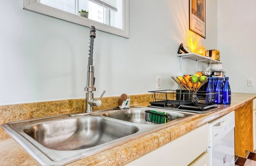 Cuyler - Brownsville House | Free Late Check-Out - Duplex Near DT - Projectors - Massage Chair - 4 King Beds