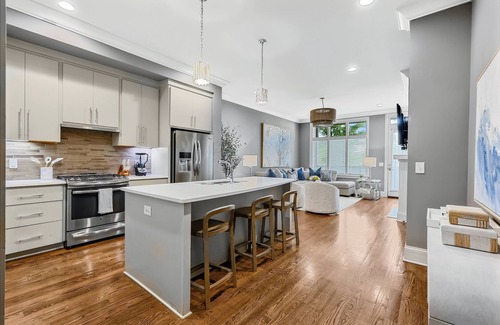 West End House | FREE NIGHT DEAL! 1MI TO BROADWAY! #6 of 6 HOMES! 7 Beds! Rooftop Deck BY VANDY!