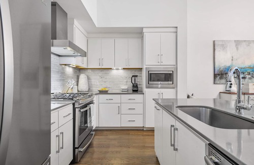 West End House | FREE NIGHT DEAL! DOWNTOWN LUXURY! ONLY 2MI TO BROADWAY! #4 of 5 HOMES IN A ROW!