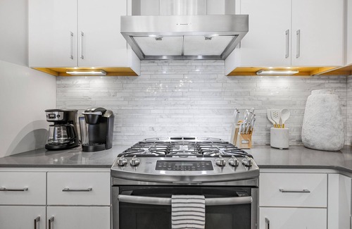 West End House | FREE NIGHT DEAL! DOWNTOWN LUXURY! ONLY 2MI TO BROADWAY! #4 of 5 HOMES IN A ROW!