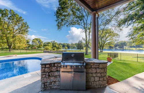 Gallatin House | Free Night* I Above Nashville Tranquility I Lakefront | Pool&Spa | 11 Beds
