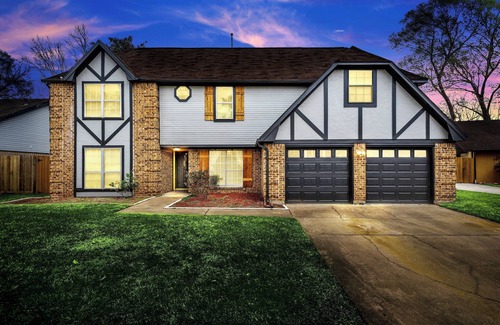 Pearland House | FREE NIGHT! Sleeps 10, Private Pool, Hot Tub