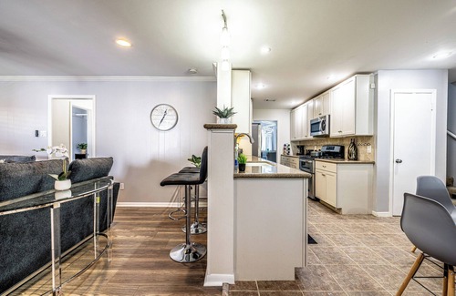 Southeast Houston House | FREE NIGHT! Sleeps 20, Private Pool, Hot Tub