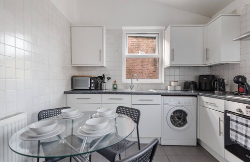 Haringey Apartment | Free Parking! 2BD Great Transport Links w/Balcony