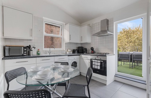 Haringey Apartment | Free Parking! 2BD Great Transport Links w/Balcony