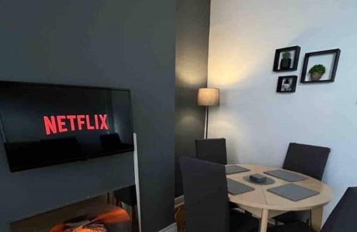 Warrington House | Free Parking! 5 Bed-5min to Centre