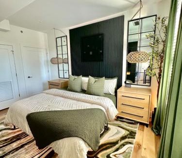 Garden Hills Apartment | Free Parking at Luxury Buckhead Hideaway