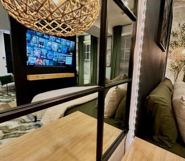 Garden Hills Apartment | Free Parking at Luxury Buckhead Hideaway