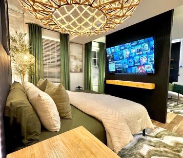 Garden Hills Apartment | Free Parking at Luxury Buckhead Hideaway