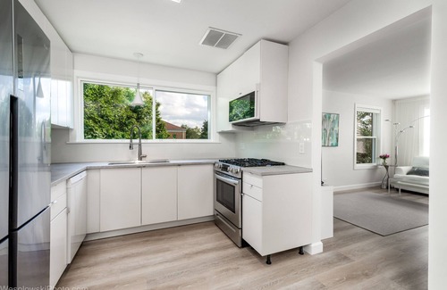 Skokie Condo | Free Parking, Balcony near Universities, NAPA, Ravinia and train to Chicago