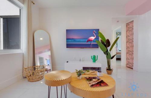 Hollywood South Central Beach Apartment | Free Parking, Bay View, Pool, Step To Beach