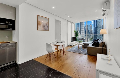 Melbourne Central Business District Apartment | Free Parking - Breathtaking - Elegant City View
