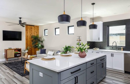 Holly House | Free Parking, Eastside - Palisander - Portoro