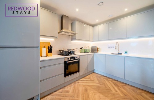 Rushmoor District Apartment | FREE Parking, Hi-Speed WiFi, 55 Inch 4K TV