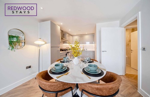Rushmoor District Apartment | FREE Parking, Hi-Speed WiFi, 55 Inch 4K TV