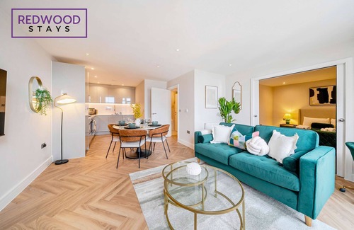 Rushmoor District Apartment | FREE Parking, Hi-Speed WiFi, 55 Inch 4K TV