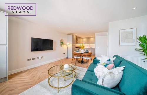 Rushmoor District Apartment | FREE Parking, Hi-Speed WiFi, 55 Inch 4K TV