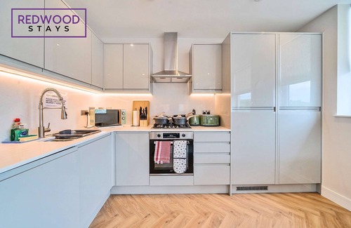 Rushmoor District Apartment | FREE Parking, Hi-Speed WiFi, Long Stay Welcome