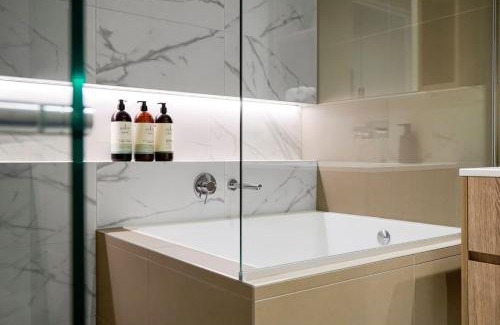 Melbourne Central Business District Apartment | Free Parking Lux Cityscape 3 Bedroom 2 Bath with Pool, Gym, and Sauna