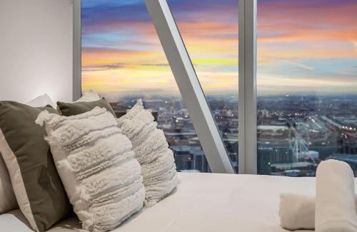 Melbourne Central Business District Apartment | Free Parking Lux Cityscape 3 Bedroom 2 Bath with Pool, Gym, and Sauna