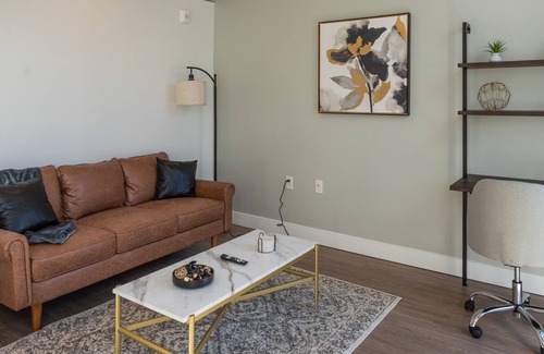 Downtown Columbus Apartment | Free Parking | Luxe | Workstation, Fast WiFi, Gym, Pool | Downtown