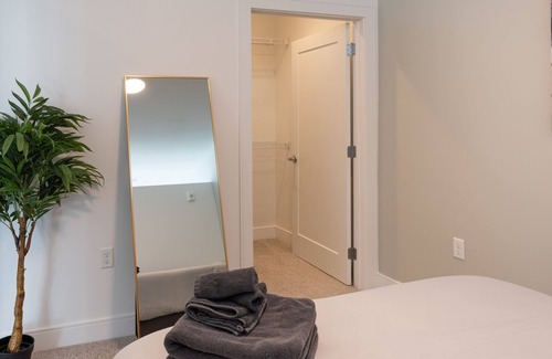 Downtown Columbus Apartment | Free Parking | Luxe | Workstation, Fast WiFi, Gym, Pool | Downtown
