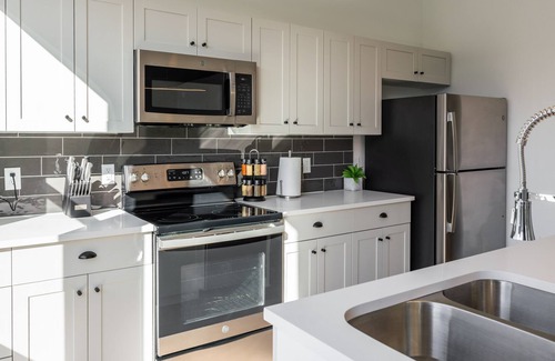 Downtown Columbus Apartment | Free Parking | Luxe | Workstation, Fast WiFi, Gym, Pool | Downtown