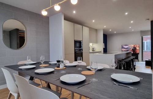 Manchester City Centre House | Free Parking Luxury Townhouse by City SuperHost