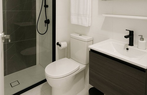 Melrose Park Apartment | FREE Parking Modern 2 bedroom Apt for Family and busiess