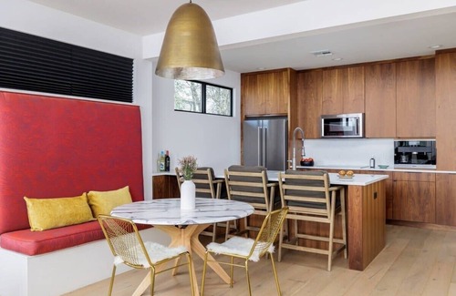 Crestview House | Free Parking, Tiled Shower King Bed - Sunrise