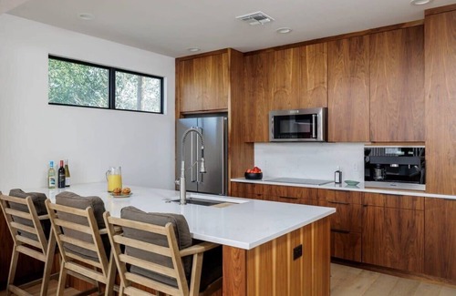 Crestview House | Free Parking, Tiled Shower King Bed - Sunrise