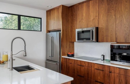 Crestview House | Free Parking, Tiled Shower King Bed - Sunrise