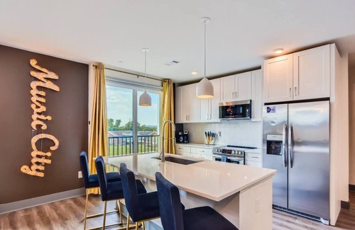 Rutledge Hill Condo | FREE Parking| WALK to Broadway| King| Fitness CTR!