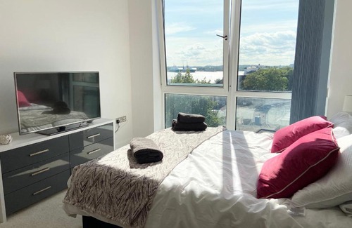 Southampton City Centre Apartment | !FREE PARKING with BALCONY! - Ocean Views Apartment - 4 single beds or 2 doubles