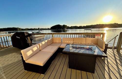 Lawton House | Free Pontoon&Kayak, Lakefront, Hot Tub, Sleeps 12n