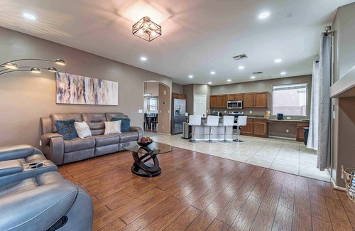 Tamaron House | Free Pool Heat - Modern and Bright, Fire Pit