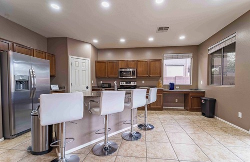 Tamaron House | Free Pool Heat - Modern and Bright, Fire Pit