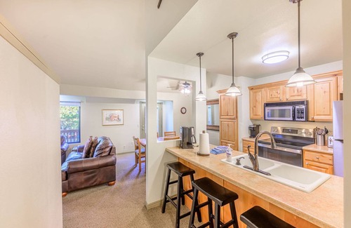 Gorgosa Condo | *Free Ski Rental* NEW to Market Canyons Condo | Walk to Skiing | Hot Tub | On Free Shuttle Route