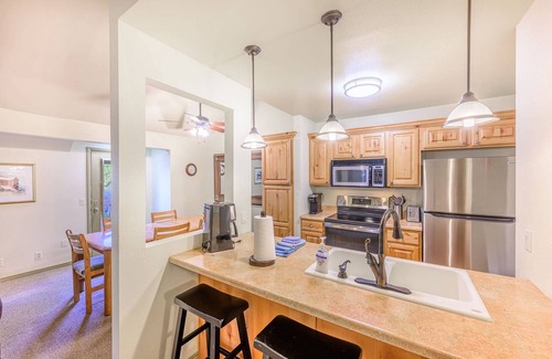 Gorgosa Condo | *Free Ski Rental* NEW to Market Canyons Condo | Walk to Skiing | Hot Tub | On Free Shuttle Route