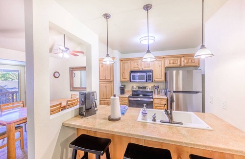 Gorgosa Condo | *Free Ski Rental* NEW to Market Canyons Condo | Walk to Skiing | Hot Tub | On Free Shuttle Route