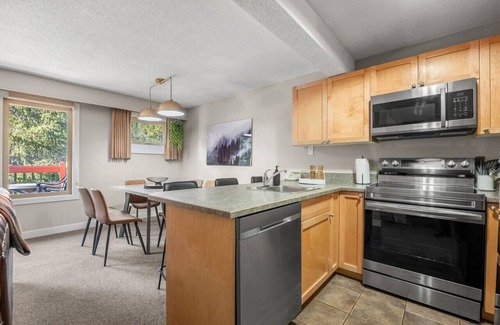 East Kootenay Apartment | Free Spirit | Ski-In/Out | Hot Pools | Toby Chair