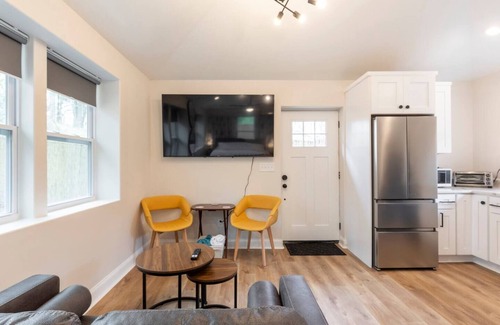Atlanta Apartment | Free-standing Tinyhome Studio with 6ft Privacy Fencing & Modern Amenities