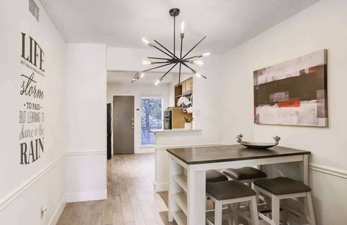 Uptown Apartment | Free Starbucks Gift Card Galleria Saltwater Pool Retreat