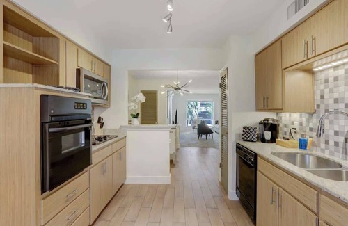 Uptown Apartment | Free Starbucks Gift Card Galleria Saltwater Pool Retreat