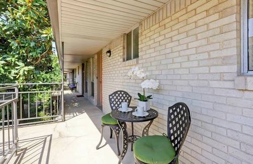 Uptown Apartment | Free Starbucks Gift Card Galleria Saltwater Pool Retreat